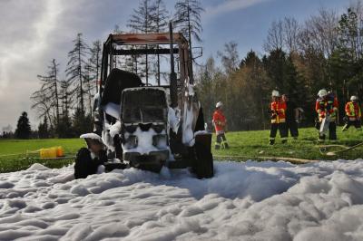 Kaisersbach: Traktor brennt auf Feld aus - Feuerwehr loescht mit grossen Schaummassen die Flammen